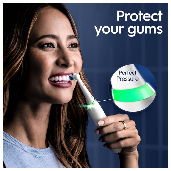 Oral B Oral B iO9 White Alabaster Electric Toothbrush with Charging Travel Case Spedizione Gratuita