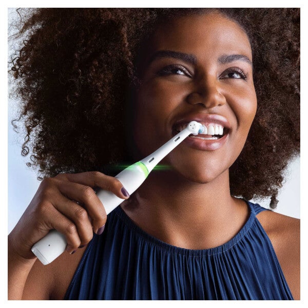 Oral B Oral-B iO4 White Electric Toothbrush with Travel Case Soddisfazione Garantita